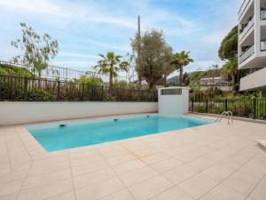 einen Pool in der Mitte einer Terrasse in der Unterkunft Apartment Eden Riviera by Interhome in Cavalaire-sur-Mer