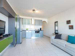 A kitchen or kitchenette at Apartment Sant Maurici-25 by Interhome