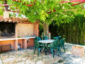 una mesa y sillas en un patio bajo un árbol en Holiday Home Rincón del Sur by Interhome, en Nigüelas