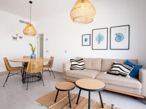 ein Wohnzimmer mit Sofa und Tisch in der Unterkunft Apartment Piscis by Interhome in Torre del Mar