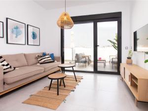 ein Wohnzimmer mit Sofa und Tisch in der Unterkunft Apartment Piscis by Interhome in Torre del Mar + 10 Fotos