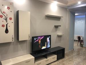 En tv och/eller ett underhållningssystem på Ashtarak-1 Modern Apartment