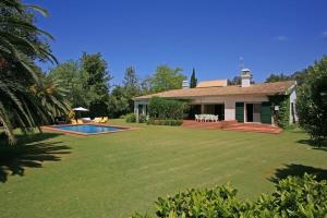 ein Haus mit einem großen Garten mit Pool in der Unterkunft Penina Family House in Portimão