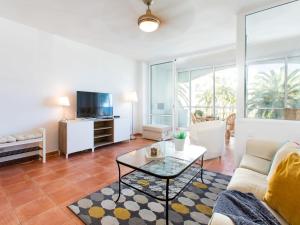 een woonkamer met een bank en een tafel bij Apartment Carabeo by Interhome in Nerja