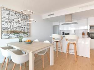 Kuchyň nebo kuchyňský kout v ubytování Apartment Amazing 2 bedrooms apartment by Interhome