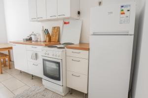 kuchnia z białymi urządzeniami i białą lodówką w obiekcie Central Living Apartments - Unteres Belvedere w Wiedniu