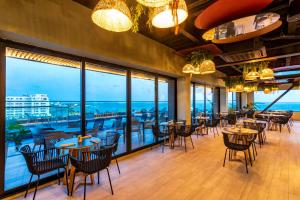un restaurante con mesas y sillas y vistas al océano en Sea Avenue Hotel, en San Andrés
