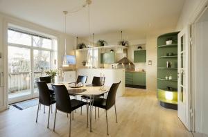 ApartmentInCopenhagen Apartment 1167 في كوبنهاغن: مطبخ وغرفة طعام مع طاولة وكراسي