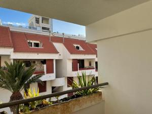 Aussicht vom Balkon eines Apartmentgebäudes in der Unterkunft Duplex Las Americas in Playa de las Americas