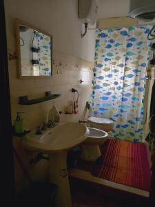 een badkamer met een wastafel en een toilet bij Casa Nancy in Palizzi Marina