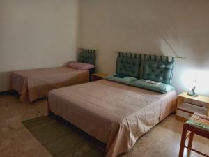 een slaapkamer met 2 bedden in een kamer bij Casa Nancy in Palizzi Marina