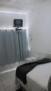 Uma TV ou centro de entretenimento em Pousada Aquarela