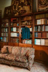 ein Wohnzimmer mit einem Sofa vor den Bücherregalen in der Unterkunft Bed and Breakfast Locanda Lugagnano in Cassinetta di Lugagnano