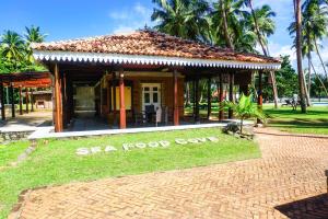 een klein gebouw met een bord waarop staat "Seafood cafe" bij Club Bentota in Bentota