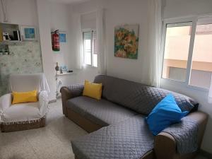 ein Wohnzimmer mit einem Sofa und einem Stuhl in der Unterkunft Casa Mary in Granadilla de Abona