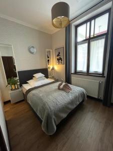 A bed or beds in a room at Chicago Vendégház