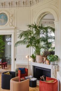 sala de estar con sillas y chimenea en Maison du Val - Les Maisons de Campagne, en Saint-Germain-en-Laye