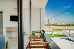 Balkón nebo terasa v ubytování SunnyVillas 4BR New Villa Private Pool in Pernera