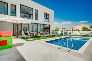 Bazén v ubytování SunnyVillas 4BR New Villa Private Pool in Pernera nebo v jeho okolí