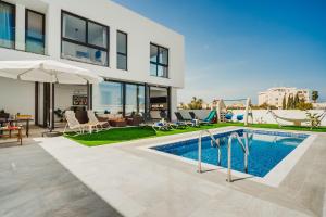 Bazén v ubytování SunnyVillas 4BR New Villa Private Pool in Pernera nebo v jeho okolí