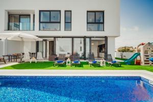 Bazén v ubytování SunnyVillas 4BR New Villa Private Pool in Pernera nebo v jeho okolí