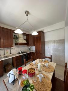 eine Küche mit einem Tisch mit Essen drauf in der Unterkunft La Torretta in LʼAquila