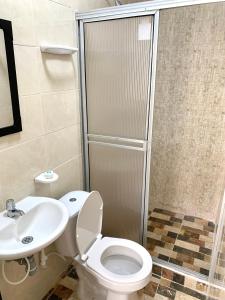 カリにあるCasa Santiago Mayorのバスルーム(トイレ、洗面台付)