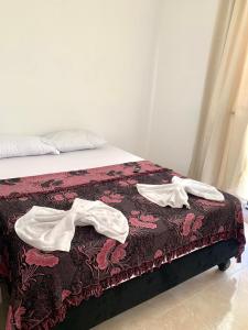 um quarto com uma cama com duas toalhas em Casa Santiago Mayor em Cali