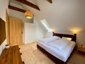 sypialnia z łóżkiem i drewnianą podłogą w obiekcie Winnica Sztukówka w mieście Frysztak