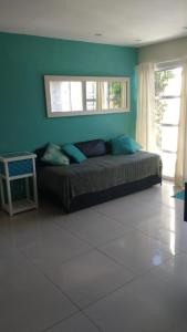 - une chambre avec un lit dans une pièce dotée d'une fenêtre dans l'établissement Departamento frente al mar, à Santa Teresita