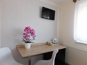 Telewizja i/lub zestaw kina domowego w obiekcie Family Homes - Dom Wakacyjny EDA