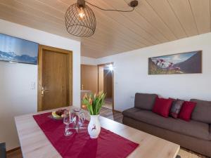 salon ze stołem i kanapą w obiekcie Appartement Traumblick w mieście Fügen