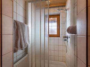 łazienka z prysznicem i wanną w obiekcie Appartement Traumblick w mieście Fügen
