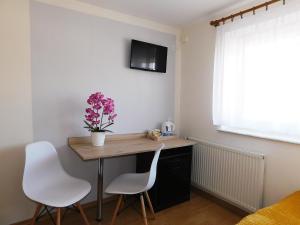 Telewizja i/lub zestaw kina domowego w obiekcie Family Homes - Dom Wakacyjny EDA