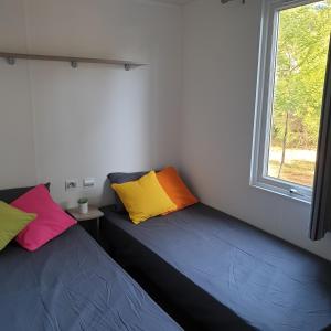 Un pat sau paturi într-o cameră la Mobil home Happiness33 dans camping 5 étoiles accès direct plage Vendays Montalivet