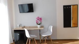 Telewizja i/lub zestaw kina domowego w obiekcie Family Homes - Dom Wakacyjny EDA
