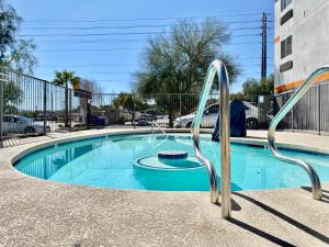 a pool with a swimming pool and a fountain at Siegel Select Flamingo in Las Vegas