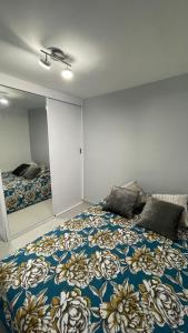 En eller flere senge i et værelse på gray house