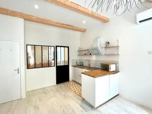 Køkken eller tekøkken på LaFrenchCasa Noailles + 32 billeder