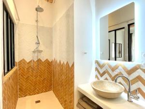 Et badeværelse på LaFrenchCasa Noailles