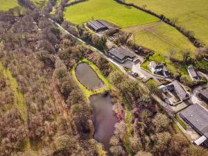 Pohľad z vtáčej perspektívy na ubytovanie Finest Retreats - The Shepherd's Hut at Northcombe Farm
