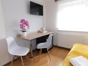 Telewizja i/lub zestaw kina domowego w obiekcie Family Homes - Dom Wakacyjny EDA