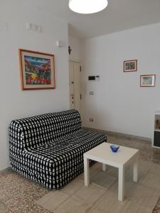 uma sala de estar com um sofá e uma mesa em CASA MINU' - Affitti Brevi Italia em Bari