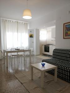 uma sala de estar com uma mesa e um sofá em CASA MINU' - Affitti Brevi Italia em Bari