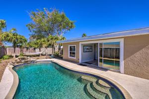 una piscina en el patio trasero de una casa en Merritt Island Home - Family and Pet Friendly! en Merritt Island