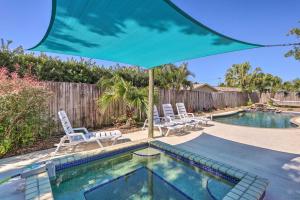 Piscina de la sau aproape de Merritt Island Home - Family and Pet Friendly!