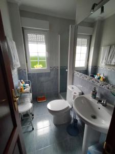 een badkamer met een toilet en een wastafel bij chalet, kuki in Ribas