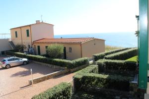 une maison avec une voiture garée en face de l'océan dans l'établissement Stella del mare - casa incantevole con piscina e parcheggio privato, à Cervo
