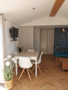 TV a/nebo společenská místnost v ubytování Luxe Chalet Lauwersoog