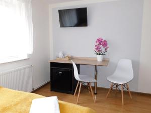 Telewizja i/lub zestaw kina domowego w obiekcie Family Homes - Dom Wakacyjny EDA